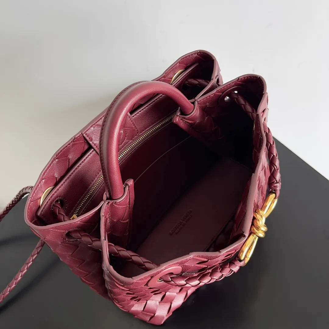 The 2023 new Andiamo batch of 1860 BV has been shipped‼ ️Really popular🔥The new Andiamo woven handbag launched by Bottega Veneta this season is really popular all over the world! ! Celebrities at home and abroad have worn it, and Oscar-winning actress Michelle Yeoh has taken it out on the street. Song Jia, Trai Yara, Yu Feihong, Sanji Ayaka, Rosie Hunting-Whiteley, Yoshioka Riho, etc. have all picked up this bag. It is classic and versatile, showing off its temperament, and the bag capacity is also large, which is very convenient for daily commuting! ! A variety of carrying methods, the shoulder straps can be adjusted by yourself, the original lambskin feels soft and delicate, and the neutral style is made to break gender boundaries and bring a more practical and longer-lasting use experience. Andiamo, which has both elegant and casual styles, perfectly interprets the true appearance of "fashionable old money style". Style number: 743568 Size: 25*22*10.5cm